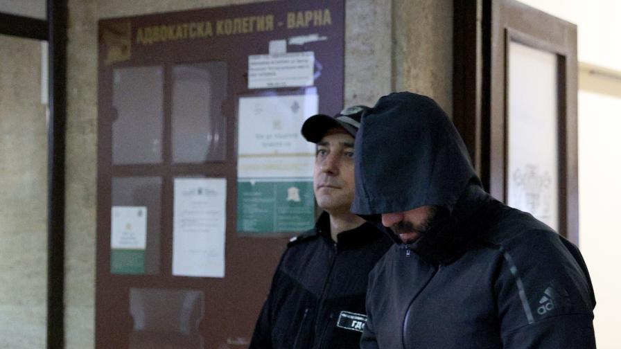 Общинският служител от Варна, хванат с подкуп, остава в ареста (СНИМКИ)