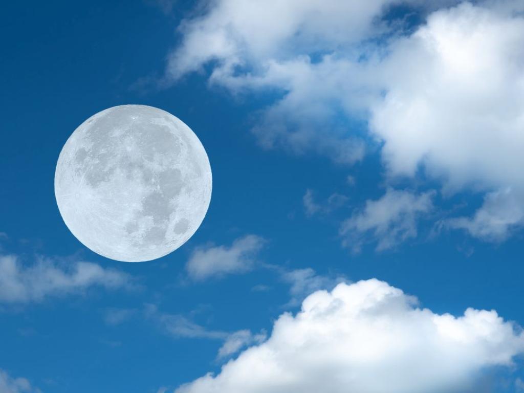Повечето хора са наясно че Луната се вижда понякога през