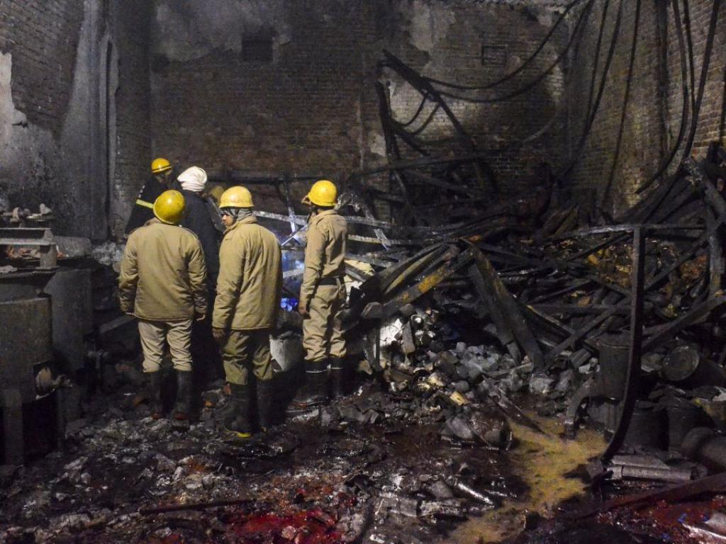 Огромен пожар обхвана фабрика за бои в индийската столица Делхи