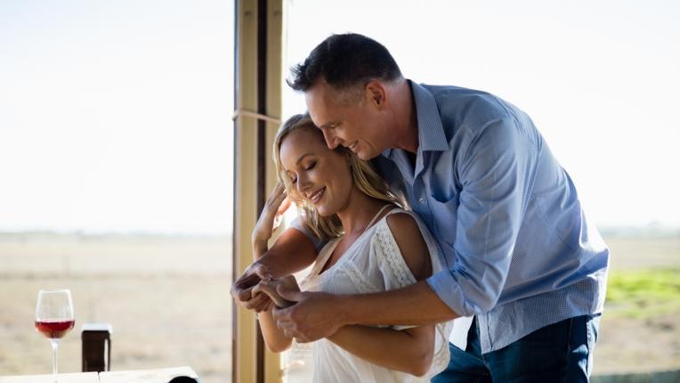  6 аргументи мъжете да избират по-млади дами 