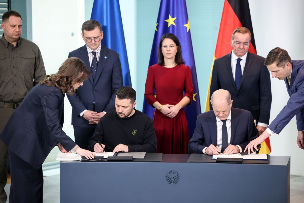 <p>Германският канцлер Олаф Шолц и украинският президент Володимир Зеленски подписаха в Берлин двустранно споразумение за сигурност между двете страни, което гарантира на Украйна дългосрочна подкрепа, особено във военно отношение, предаде АФП.</p>
