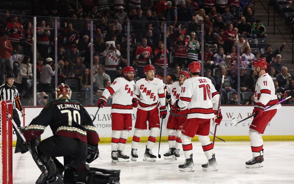 Пьотр Кочетков направи 30 спасявания, а Каролина Хърикейнс победи като