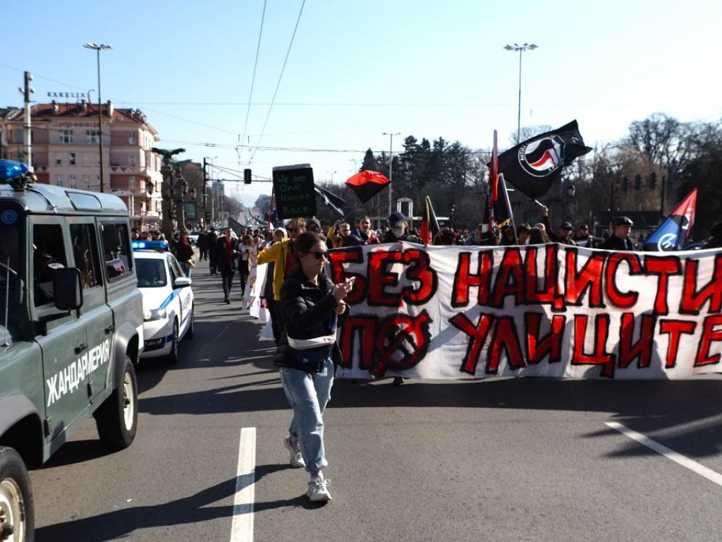 Десетки граждани се събраха на протест срещу Луковмарш Протестиращите разпънаха банер