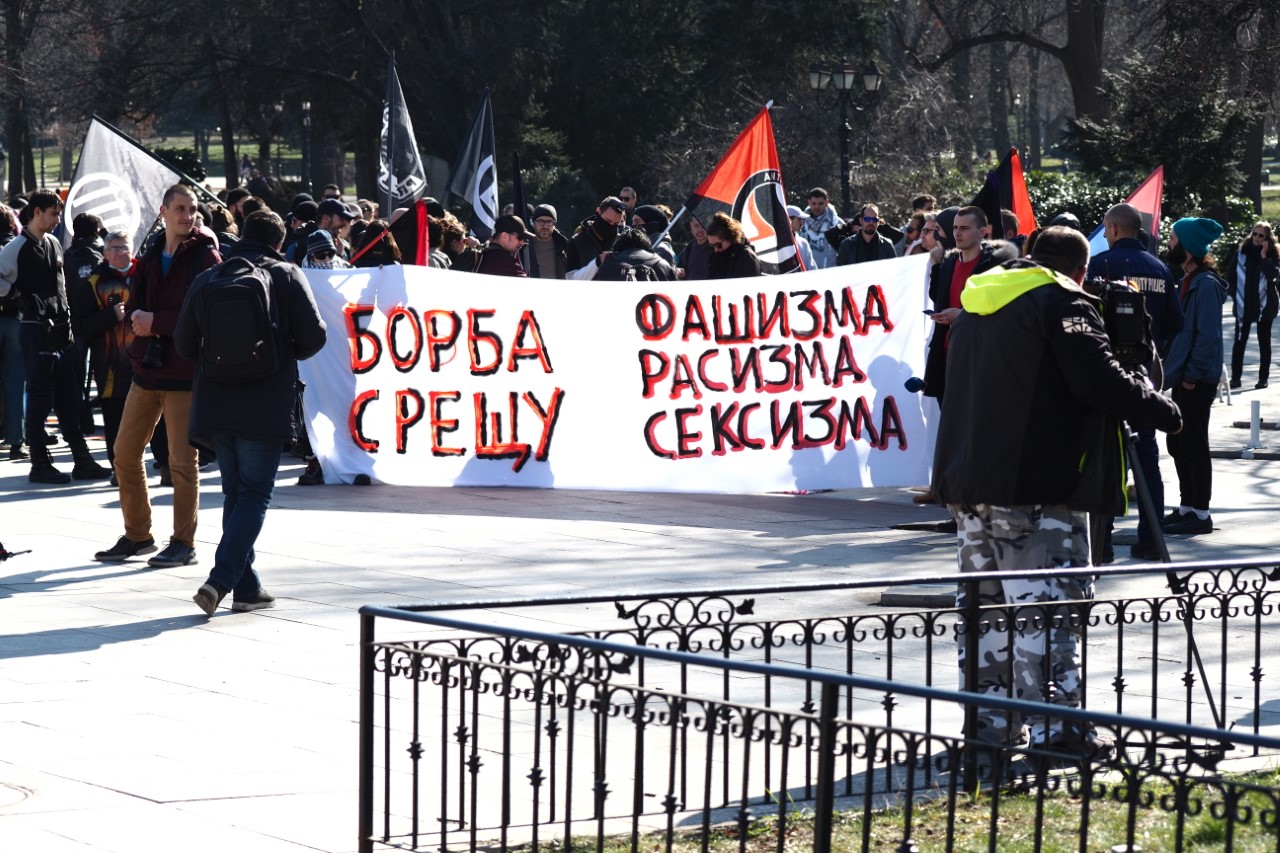 <p>Десетки граждани се събраха на протест срещу Луковмарш.</p>