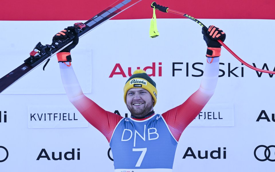 Швейцарецът Нилс Хинтерман спечели спускането от Световната купа по ски