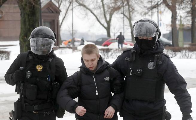 Стотици задържани в Русия при прояви в памет на Навални
