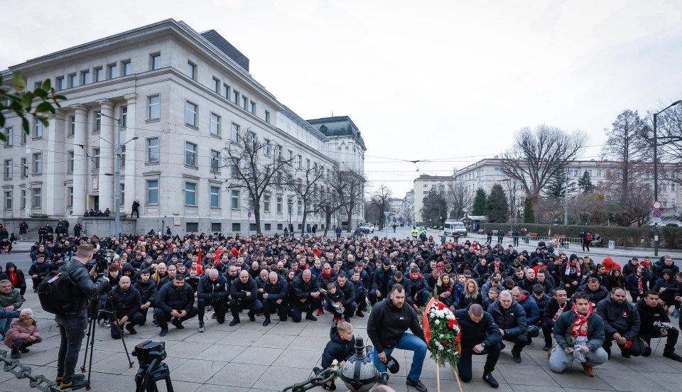 Фенове на ЦСКА почетоха паметта на Апостола1