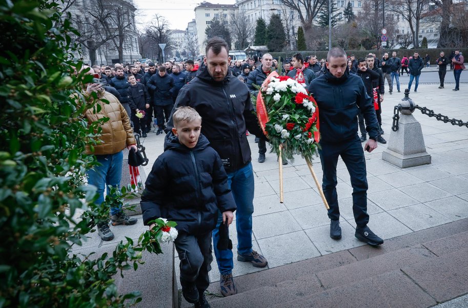 Фенове на ЦСКА почетоха паметта на Апостола1
