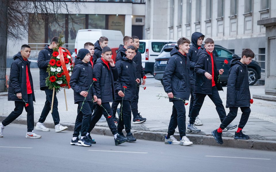 Фенове на ЦСКА почетоха паметта на Апостола1