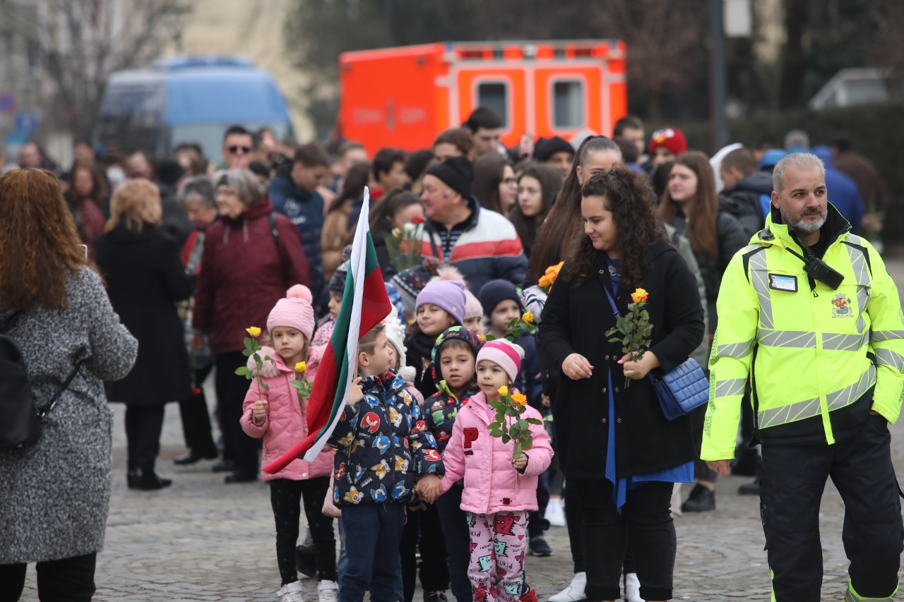 <p>България се прекланя пред паметта на Апостола. Днес се навършват 151 години от гибелта на Васил Левски. В десетки градове ще бъдат поднесени венци и цветя пред паметниците на националния герой.</p>