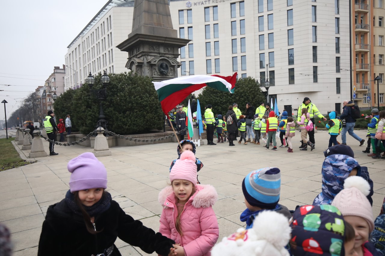 <p>България се прекланя пред паметта на Апостола. Днес се навършват 151 години от гибелта на Васил Левски. В десетки градове ще бъдат поднесени венци и цветя пред паметниците на националния герой.</p>