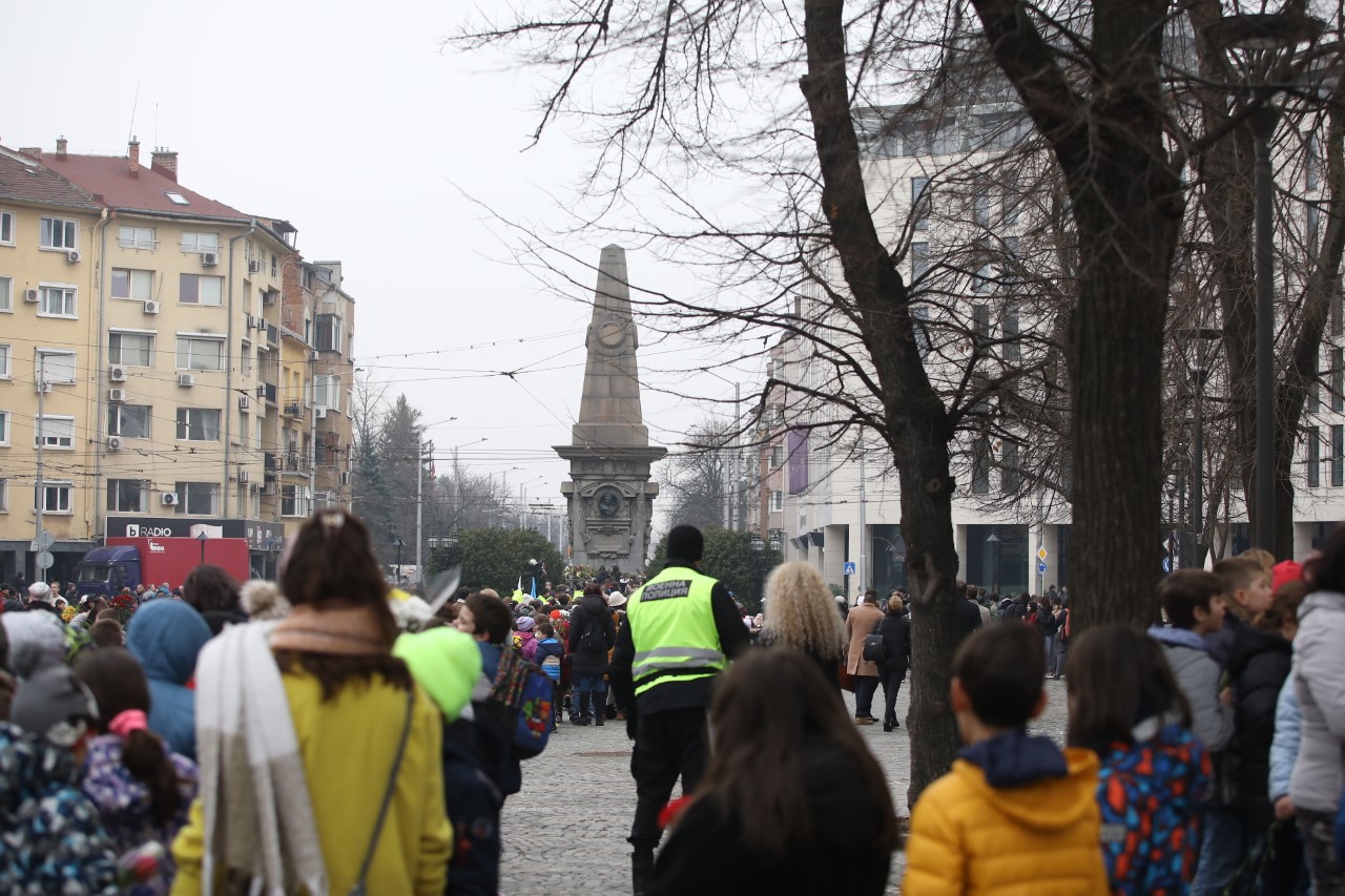 <p>България се прекланя пред паметта на Апостола. Днес се навършват 151 години от гибелта на Васил Левски. В десетки градове ще бъдат поднесени венци и цветя пред паметниците на националния герой.</p>