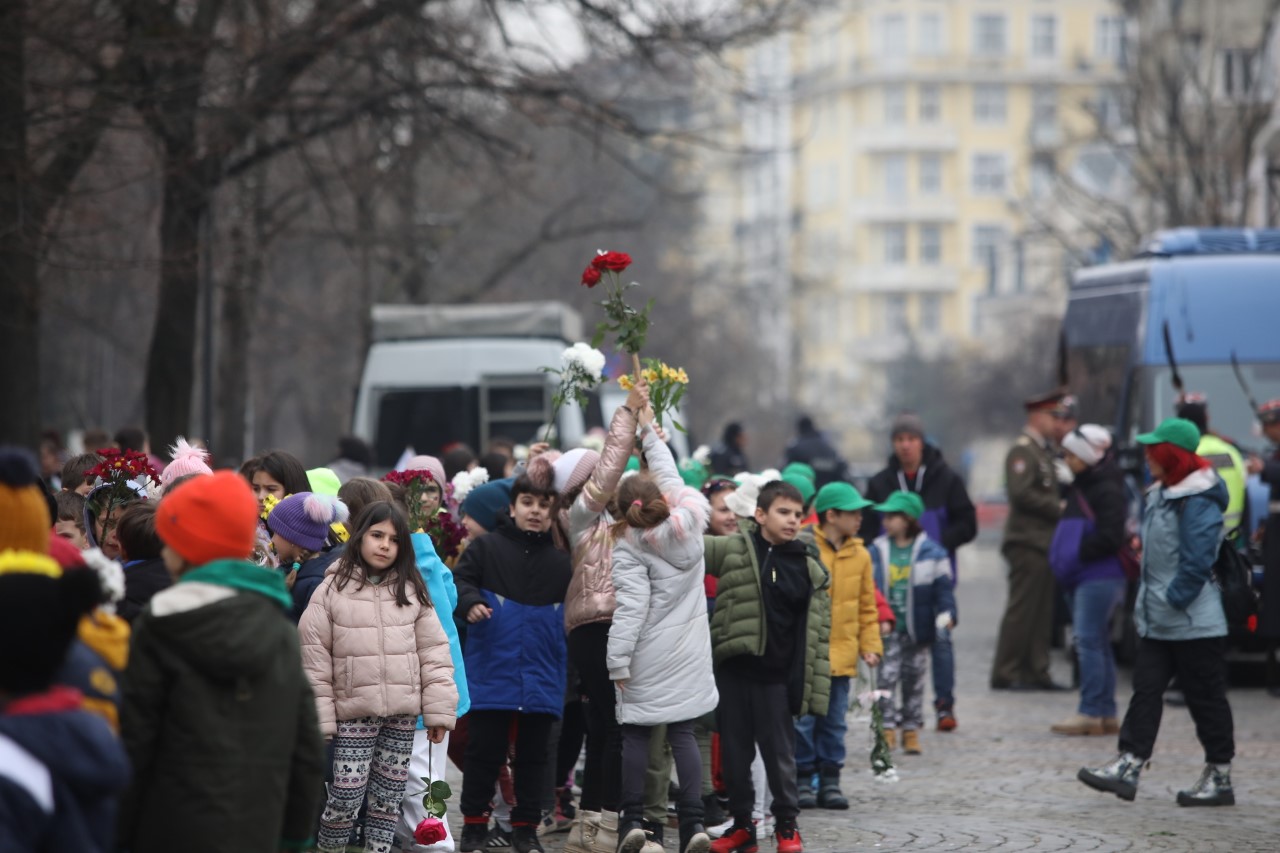 <p>България се прекланя пред паметта на Апостола. Днес се навършват 151 години от гибелта на Васил Левски. В десетки градове ще бъдат поднесени венци и цветя пред паметниците на националния герой.</p>