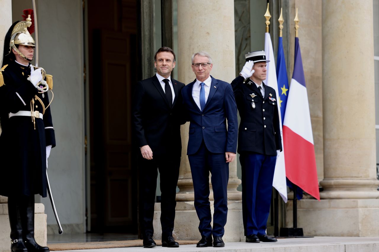 Премиерът Николай Денков е в Париж, където се срещна с президента на Франция Емануел Макрон.