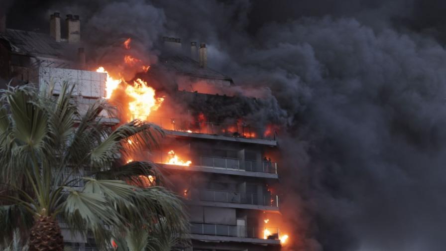 Ужасен пожар в многоетажен жилищен блок във Валенсия