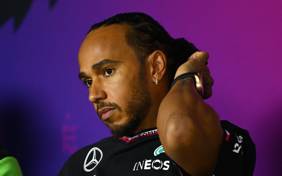 Люис Хамилтън гледа на преминаването си от Мерцедес във Ферари