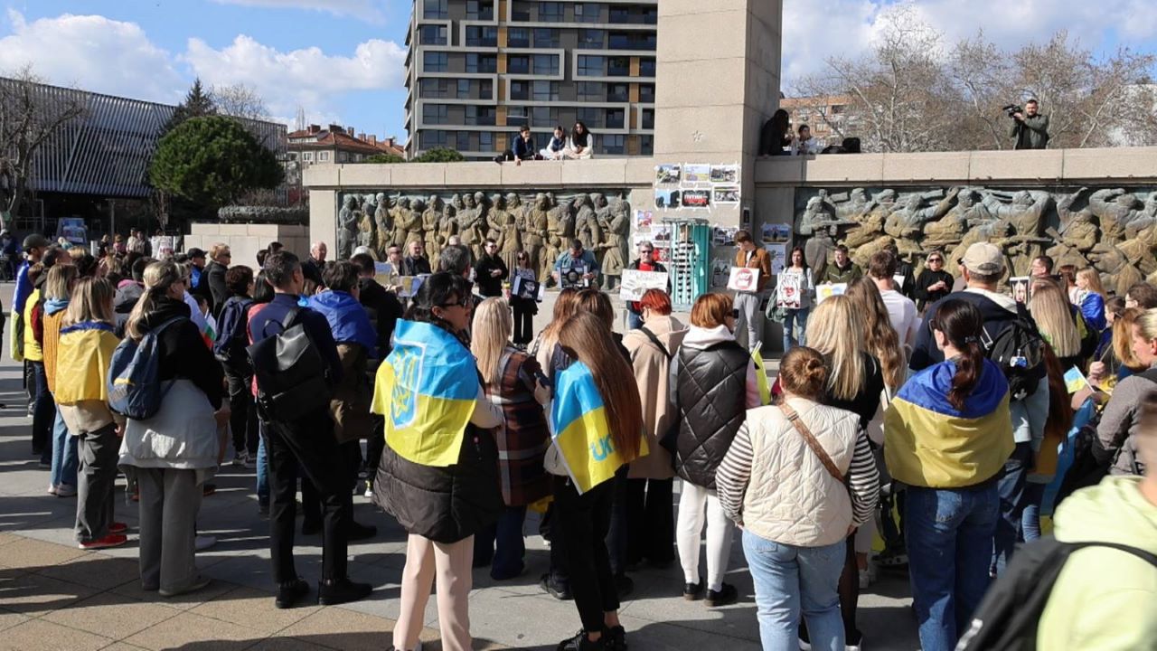 <p>Антивоенен митинг срещу войната в Украйна се проведе пред паметника на Альоша в Бургас. Днес се навършват две години от нахлуването на Путин в независимата и суверенна държава, припомнят организаторите.</p>