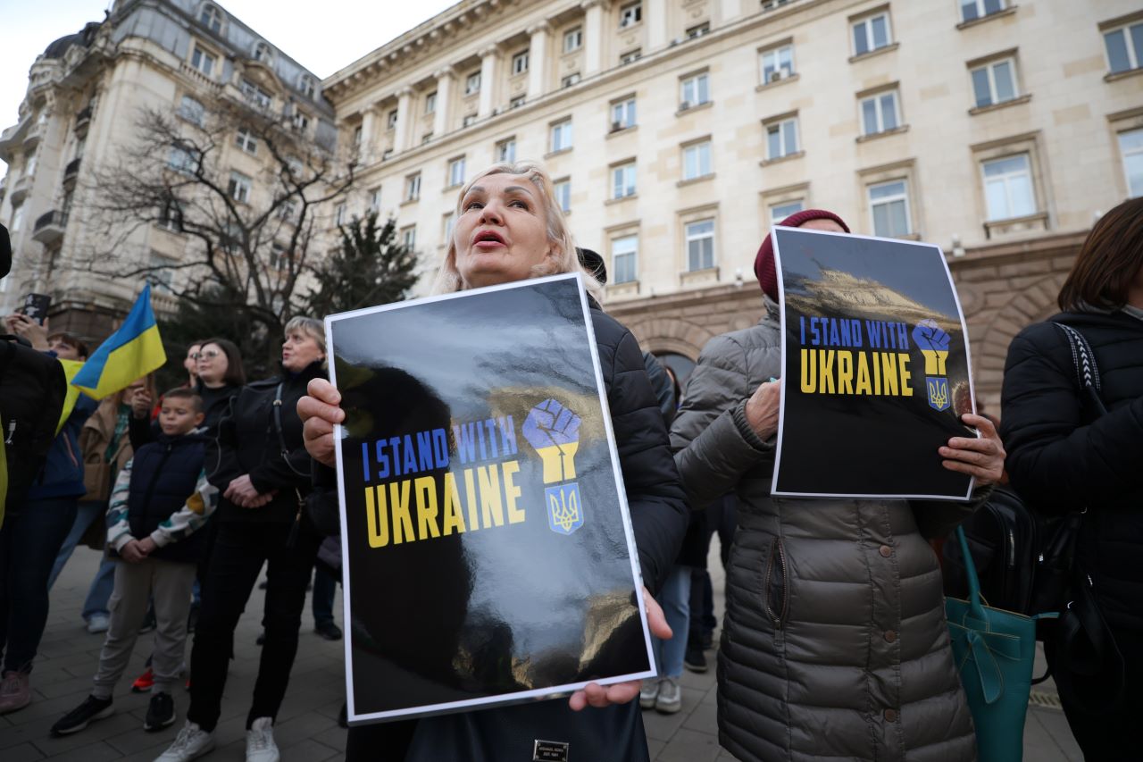 <p>Граждани се събраха в София, пред президентството за шествие под надслов &quot;Украйна: Две години борба за живот, свобода и демокрация! Две години ЗАЕДНО и до победата на Украйна&quot;. Шествието тръгна от площада пред президентството в посока Орлов мост. Гражданите се движат по бул. &quot;Цар Освободител&quot; с кордон.</p>