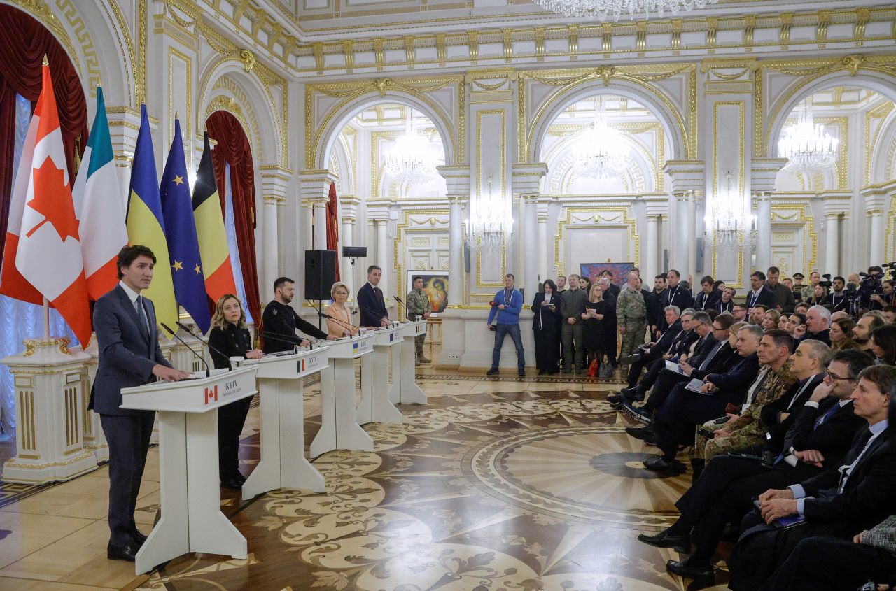 <p>Украинският президент Володимир Зеленски прие днес западни лидери в Киев в деня, в който Украйна отбелязва втората годишнина от пълномащабното нахлуване на Русия, предаде Асошиейтед прес.</p>