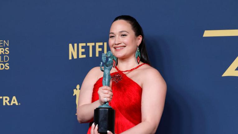  Блясък от аления килим: звездите на премиите SAG в събота 