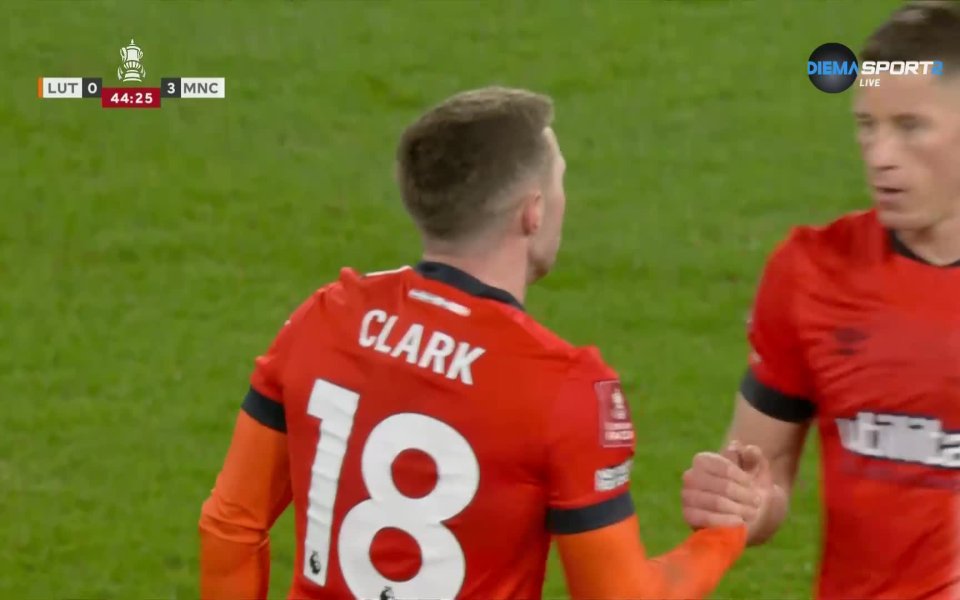 В 45-а минута на двубоя между Лутън и Манчестър Сити