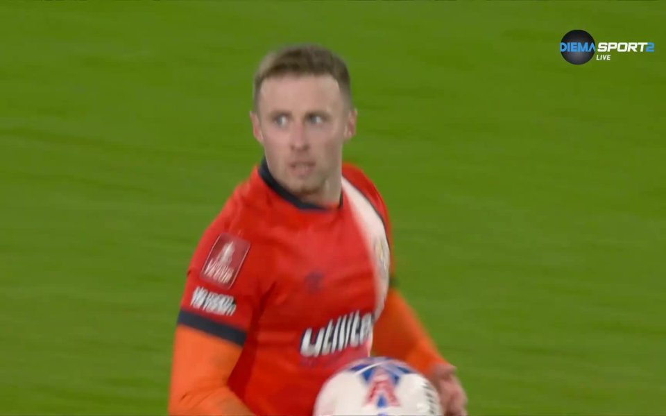 В 52-а минута на двубоя от осминафиналната фаза на ФА