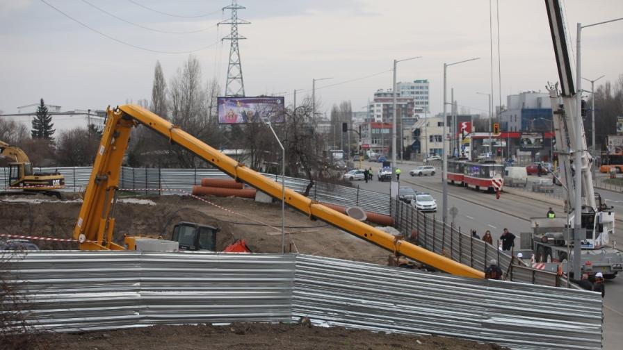 Огромен кран падна на строежа на метрото на бул. "Шипченски проход"