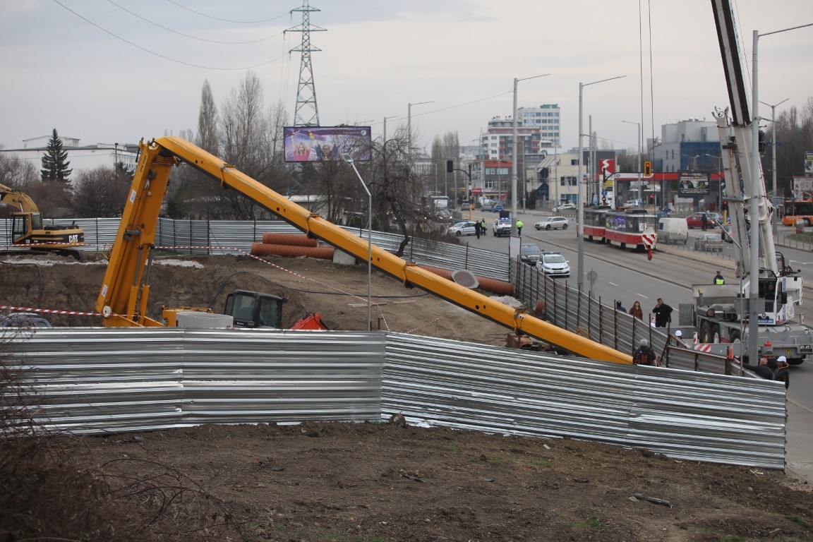 Огромен кран падна на строежа на метрото на бул. "Шипченски проход"