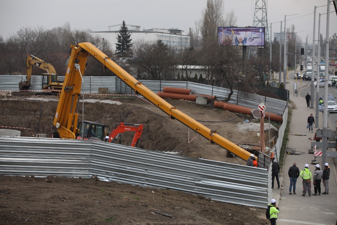 <p>Кран падна на строежа на метрото.</p>