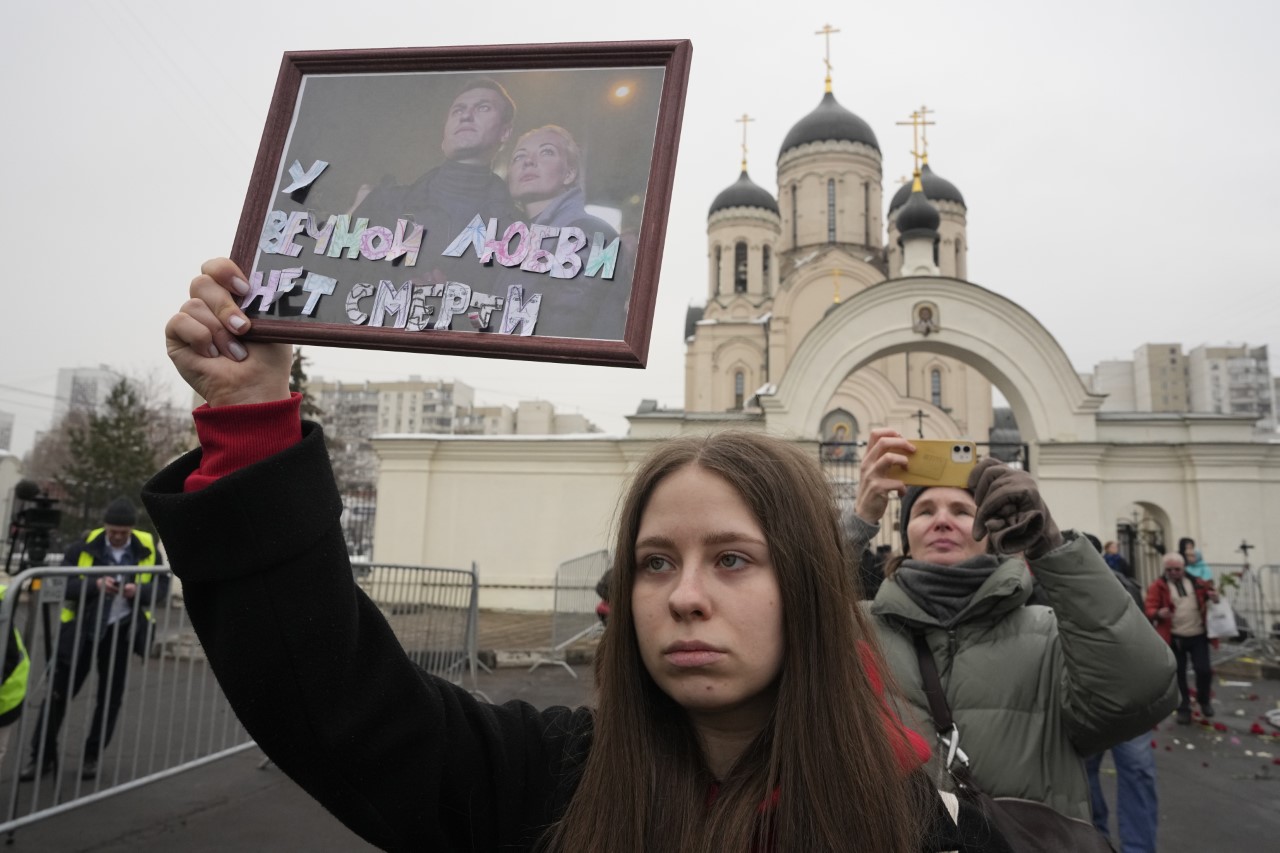 <p>Роднини и поддръжници на Алексей Навални се сбогуват с опозиционния лидер в Москва.</p>