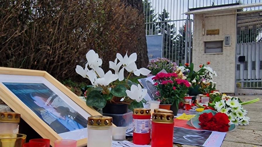 Цветя пред руското посолство в София в памет...