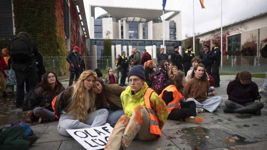 "Помощ! Вашите деца": Екоактивисти нацапаха с боя фасадата на канцлерството в Берлин