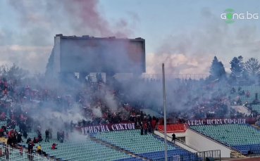 Феновете на ЦСКА направиха пирошоу в началото на второто полувреме