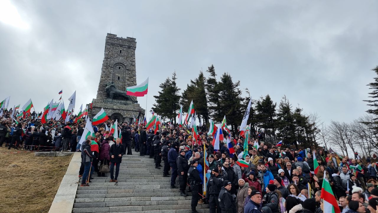 <p>Десетки хиляди българи се събраха край Паметника на свободата по повод отбелязването на националния празник на България и 146-ата годишнина от Освобождението на страната ни.</p>