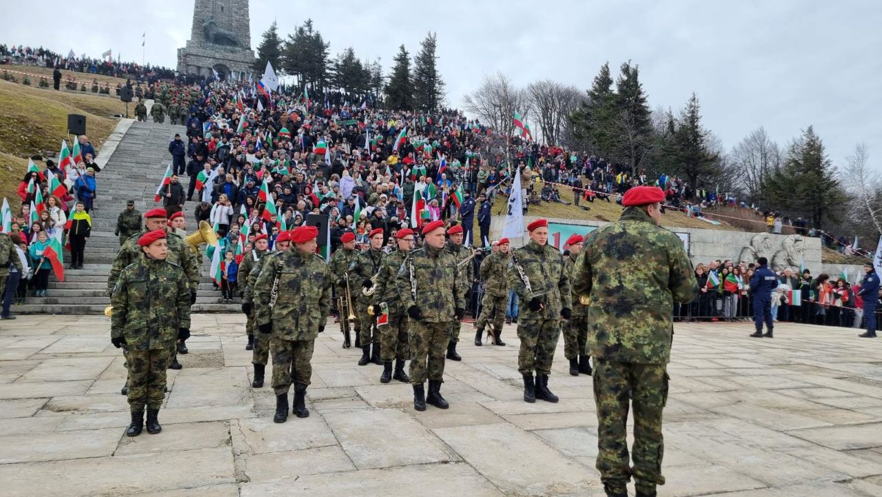 <p>Десетки хиляди българи се събраха край Паметника на свободата по повод отбелязването на националния празник на България и 146-ата годишнина от Освобождението на страната ни.</p>