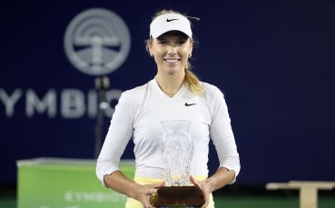 Водещата британска тенисистка Кейти Боултър ликува с трофея на турнира