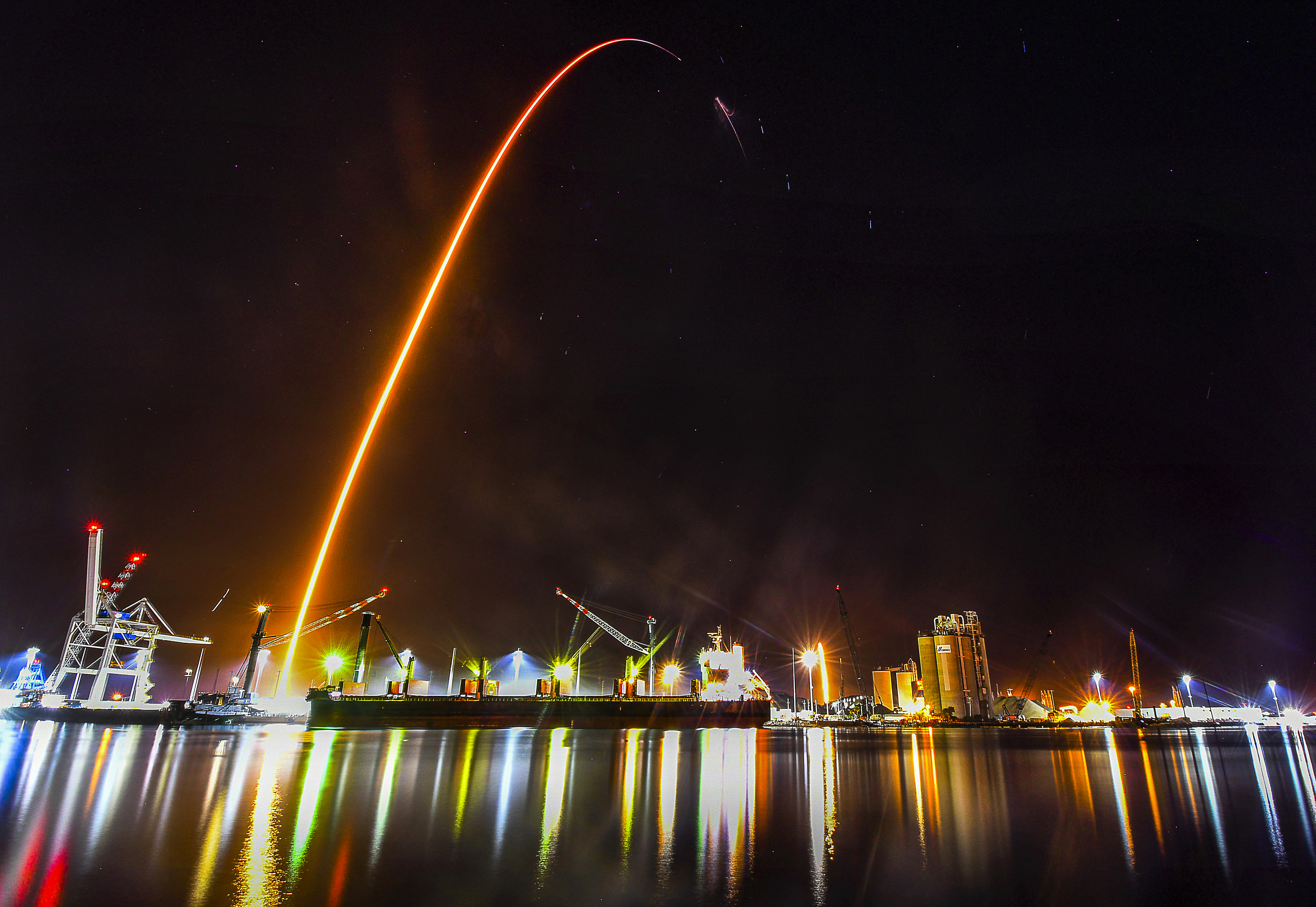 <p>SpaceX изстреля нов екипаж към МКС</p>