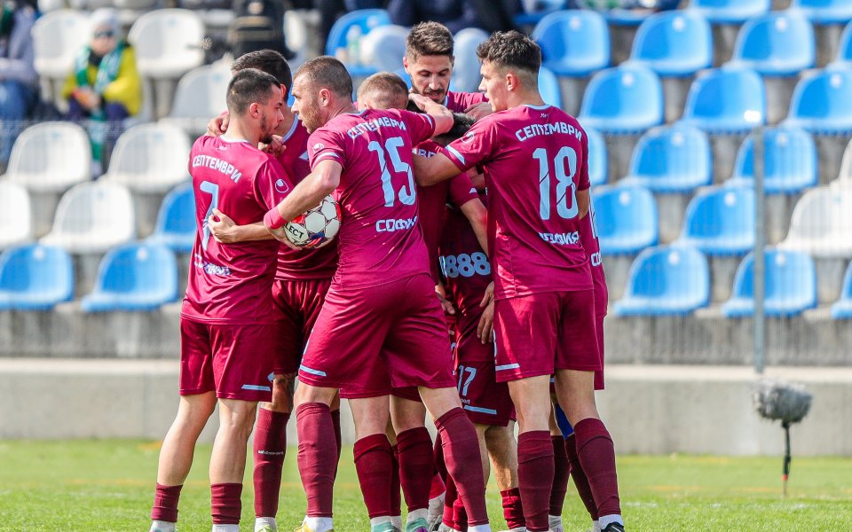 Лидерът във Втора лига Септември София победи с 2:1 Беласица