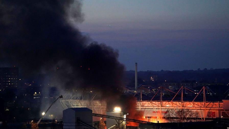 Гъст дим над стадион "Сейнт Мери" след пожар на парад на военноморските сили в Саутхемптън, Англия, на 6 март 2024 г.