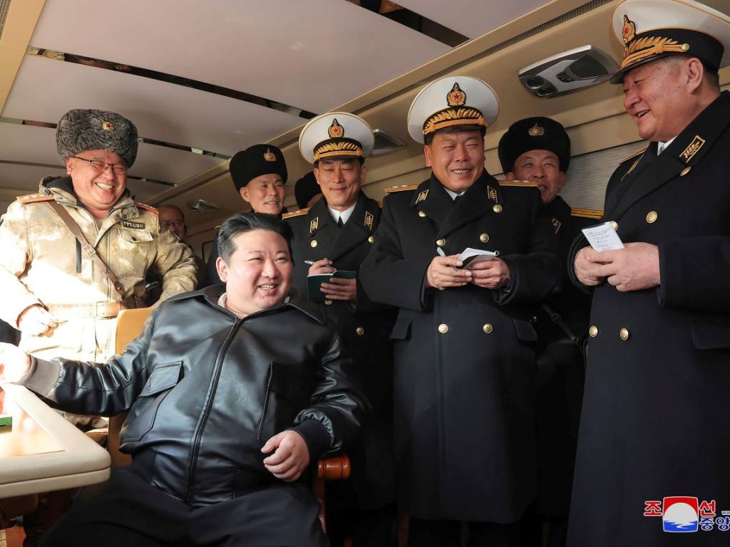 Лидерът на Северна Корея Ким Чен-ун инспектира вчера полевото обучение