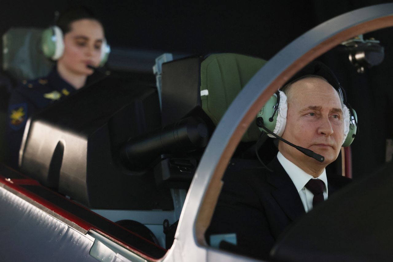 <p>Руският президент Владимир Путин седи в пилотската кабина на летателен симулатор в Краснодарското висше военно авиационно училище за пилоти на името на Анатолий Серов в Краснодар, Русия, четвъртък, 7 март 2024 г.</p>