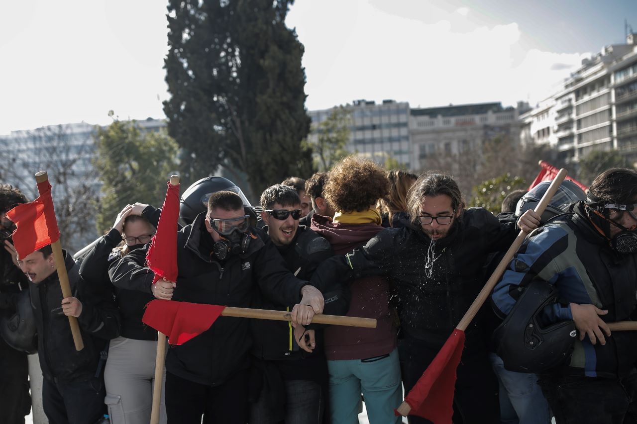 <p>Сблъсъци между протестиращи и полицията избухнаха в гръцката столица Атина. Пред сградата на парламент на площад &quot;Синтагма&quot; демонстранти са хвърляли коктейли Молотов срещу полицията, а поне 10 души са били задържани, предаде ЕРТ.</p>