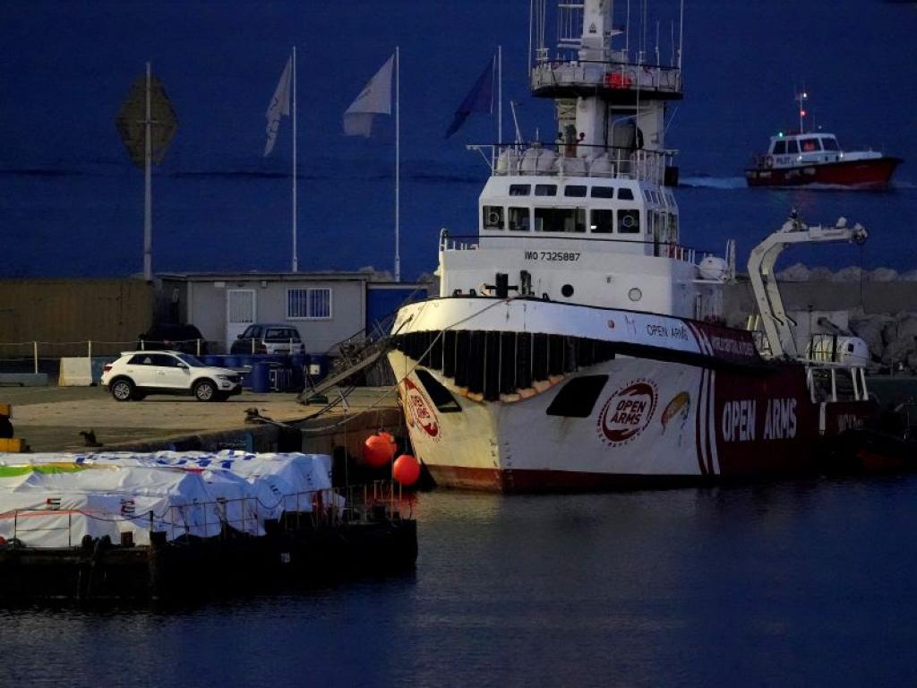Отплаването на кораба Oупън армс натоварен с хуманитарни помощи за