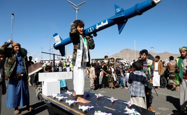 Ракета на хутите удари петролен танкер край Йемен