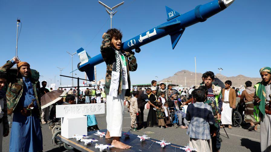 Ракета на хутите удари петролен танкер край Йемен
