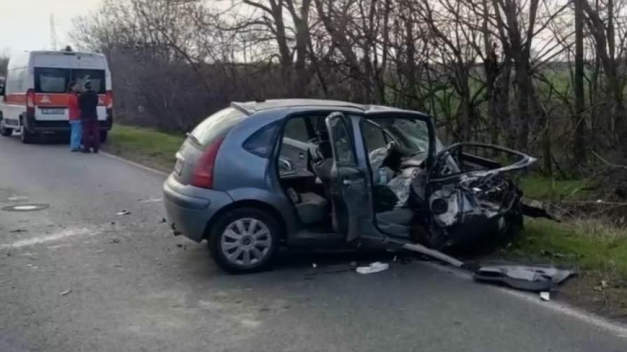 Свидетели на челната катастрофа в Бургаско твърдят, че шофьорът, помлял кола с деца, криволичел по пътя