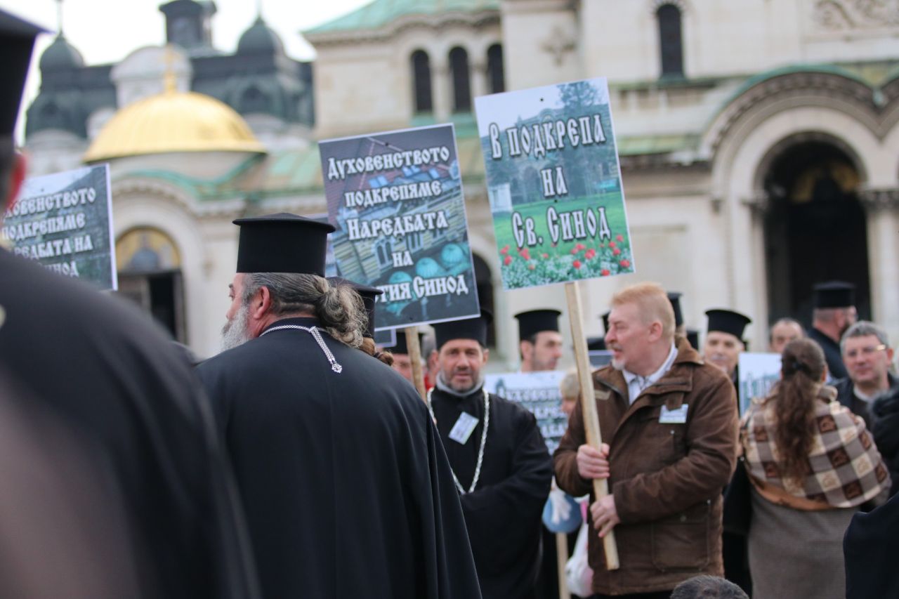 <p>Свещеници на протест пред Светия Синод заради избора на нов митрополит на Сливен</p>