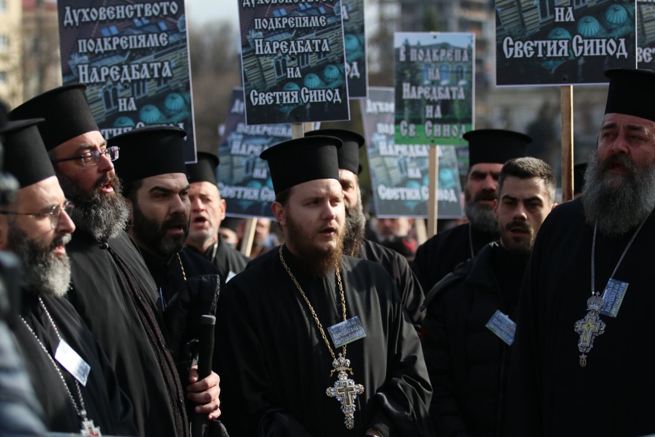 <p>Свещеници на протест пред Светия Синод заради избора на нов митрополит на Сливен</p>