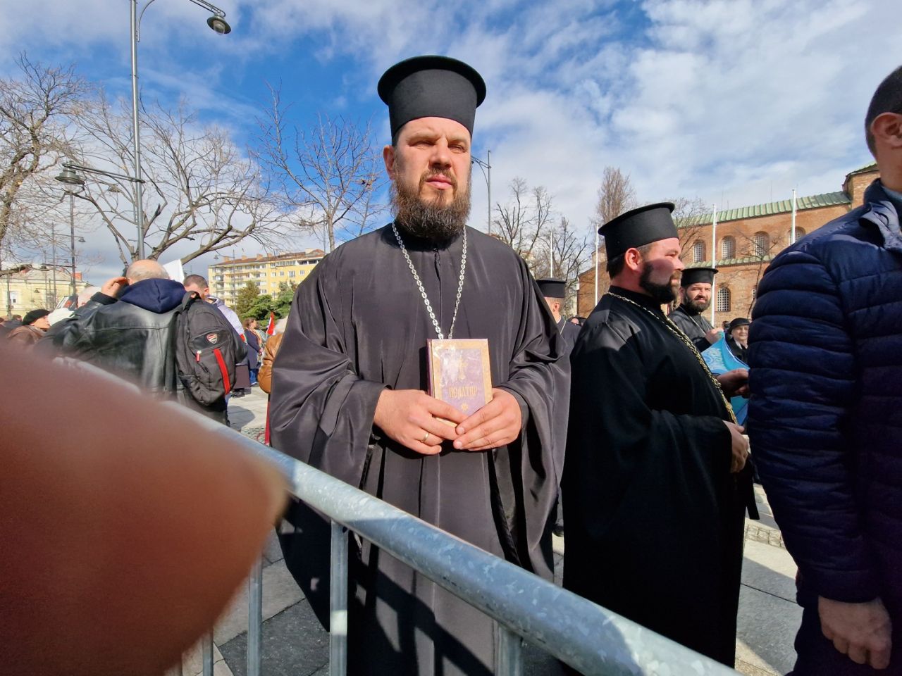 <p>Свещеници на протест пред Светия Синод заради избора на нов митрополит на Сливен</p>