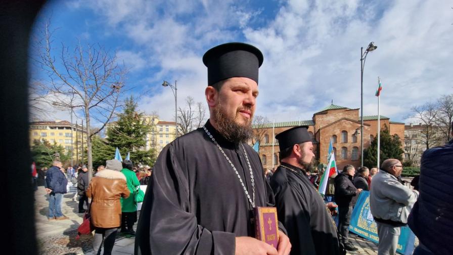 Заради избора на нов митрополит на Сливен - протест пред Светия Синод (СНИМКИ/ВИДЕО)